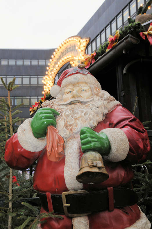 5087_2539 Weihnachtsmann mit Glocke als Dekoration auf einem Hamburger Weihnachtsmarkt. | Adventszeit  in Hamburg - Weihnachtsmarkt - VOL. 2